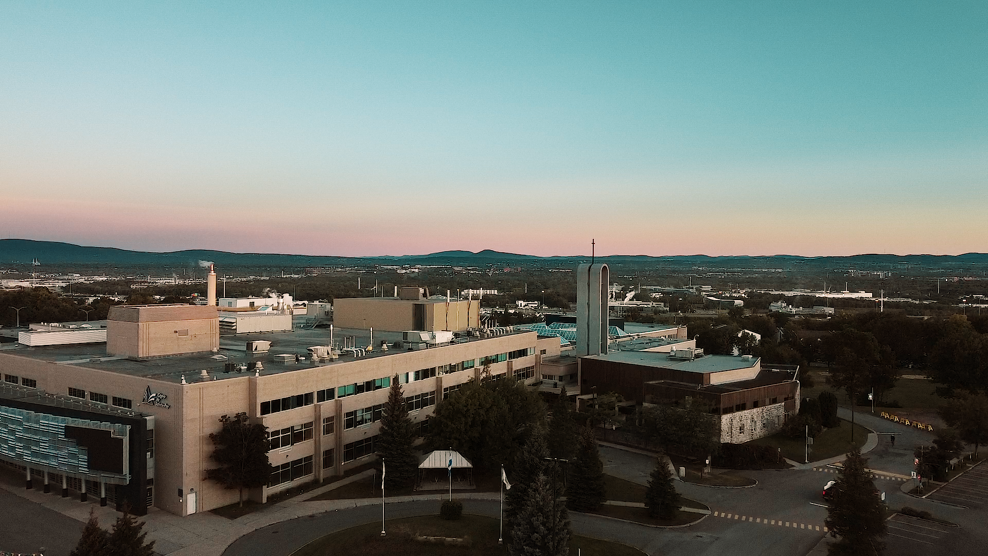 Vue aérienne d’un collège en fin de journée lorsque le soleil se couche. Photo.