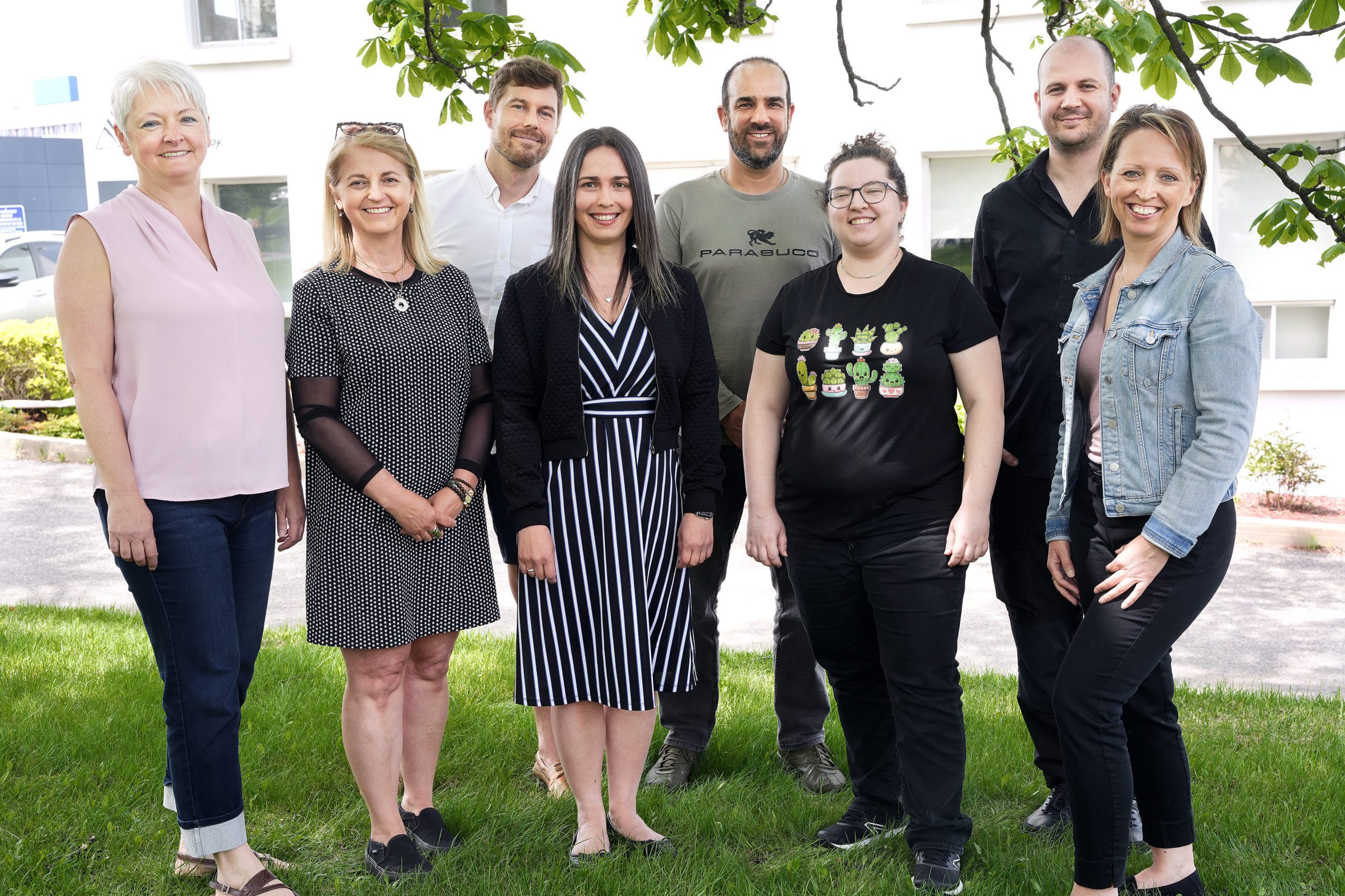 Les huit membres de l’équipe administrative du CCSI de l'Est pose à l'extérieur. Photo.