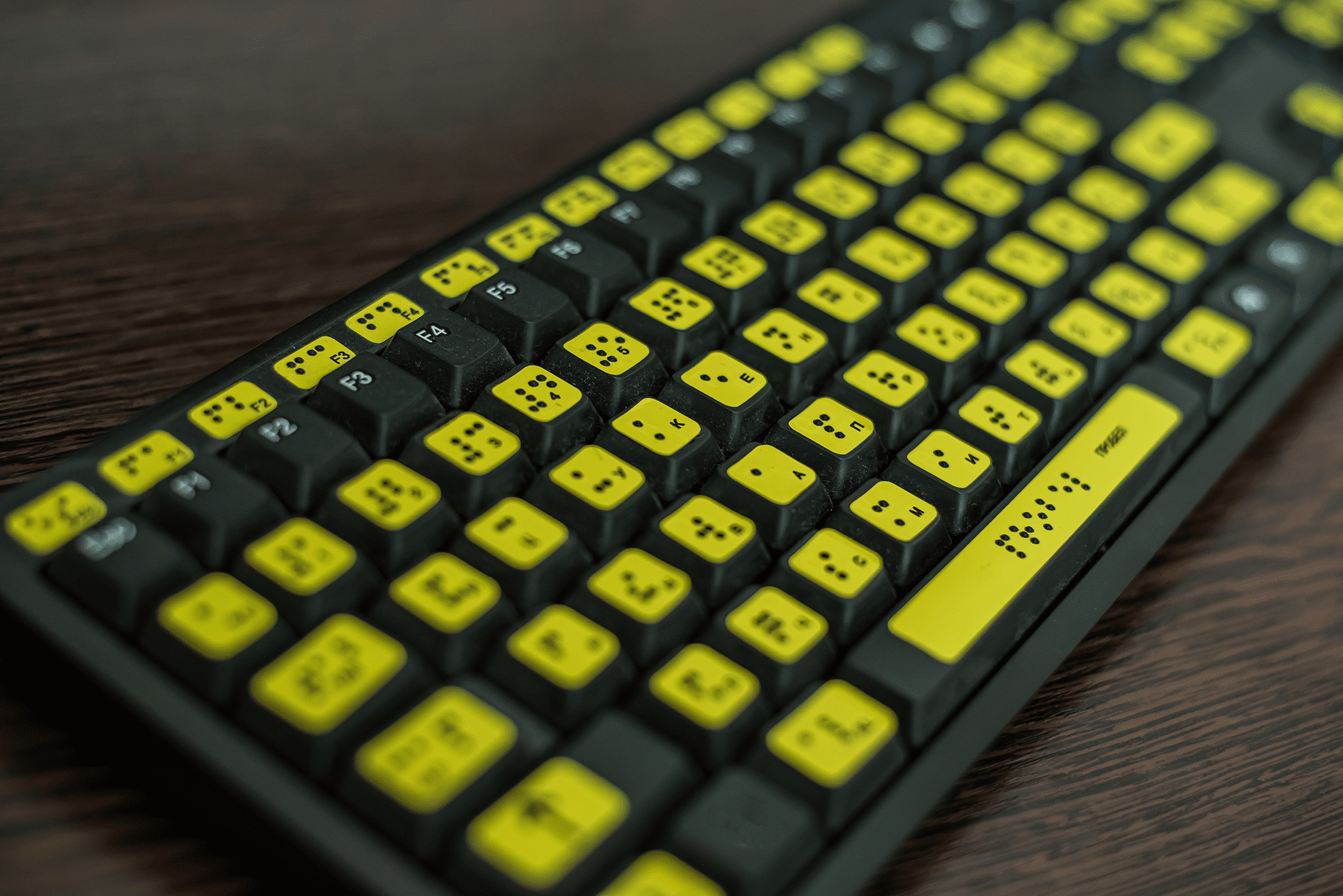 clavier braille noir avec des touches jaunes. Photo.